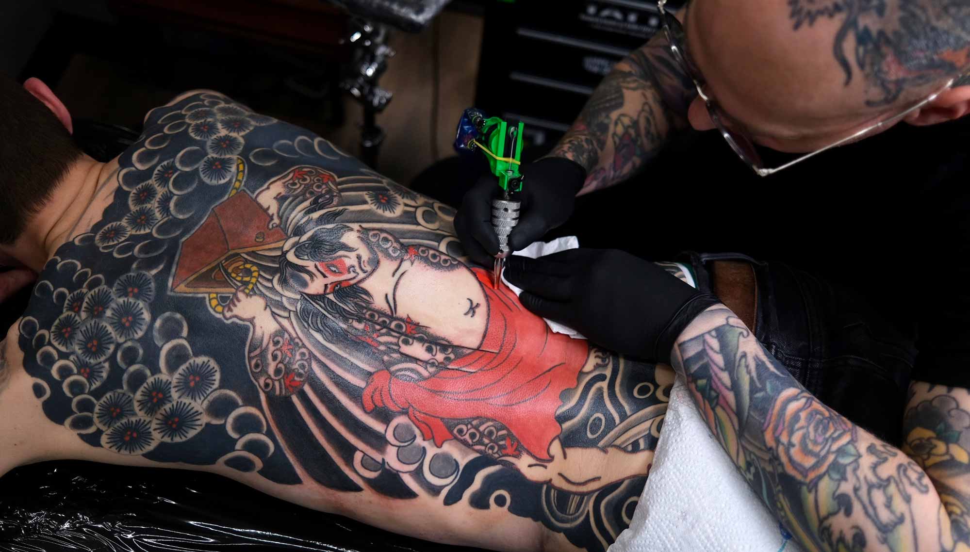 Swen Losinsky is doing japanese tattoos at good old times tattoo in berlin